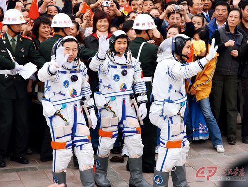 2008年9月25日至28日中国航天员首次实施空间出舱活动？第三空间E08-图3