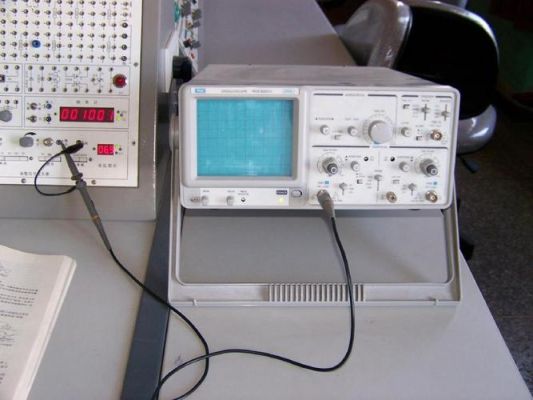 示波器信号传输线图片（示波器自带的信号输出）